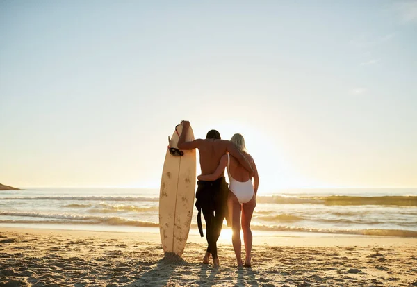我们在一起 一对无法辨认的年轻夫妇在日落时分站在海滩上互相牵着的背景照片 — 图库照片