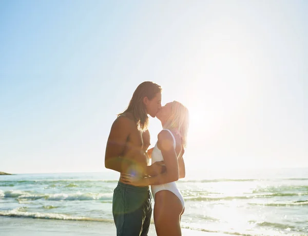 사랑에 빠지는 정겨운 해변에서 키스를 — 스톡 사진