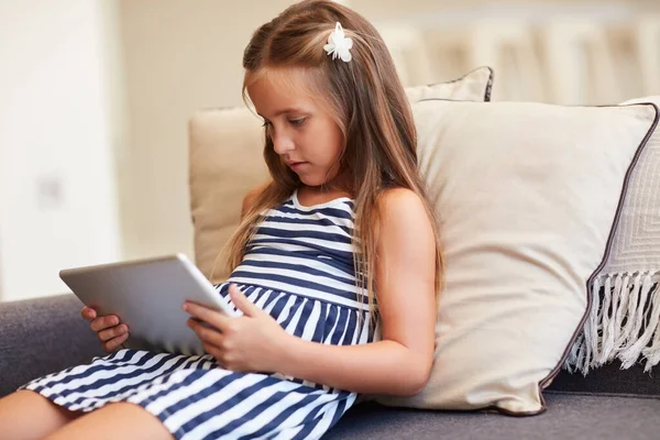 Technológia Művelt Gyerekek Kora Egy Aranyos Kislány Aki Digitális Tabletet — Stock Fotó