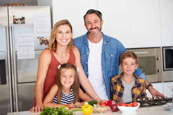 Família Que Cozinha Junto Cresce Junto Uma Família Jovem Feliz — Fotografia de Stock