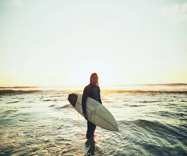 Серфинг Позволяет Чувствовать Себя Свободным Море Портрет Молодого Человека Доской — стоковое фото