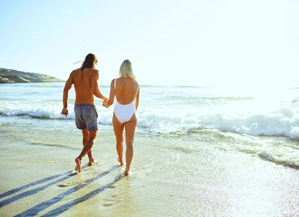 ゆっくりと海辺の休暇をお楽しみください ビーチで一緒にいくつかの品質の時間を楽しんで若いカップルのレビューショット — ストック写真
