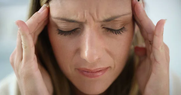 Ten Ból Głowy Nie Zniknie Atrakcyjna Kobieta Wyglądająca Zestresowaną — Zdjęcie stockowe