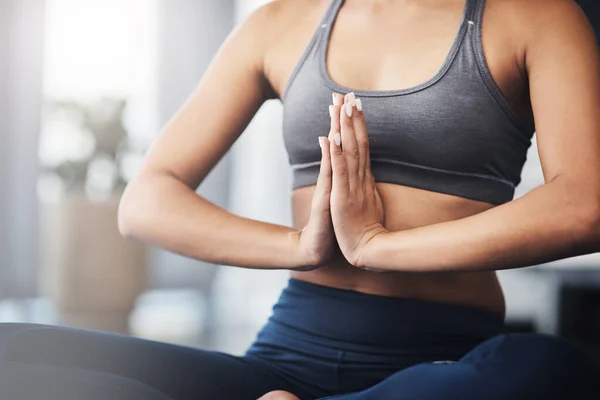 Forme Esprit Une Jeune Femme Méconnaissable Pratiquant Yoga Dans Chambre — Photo