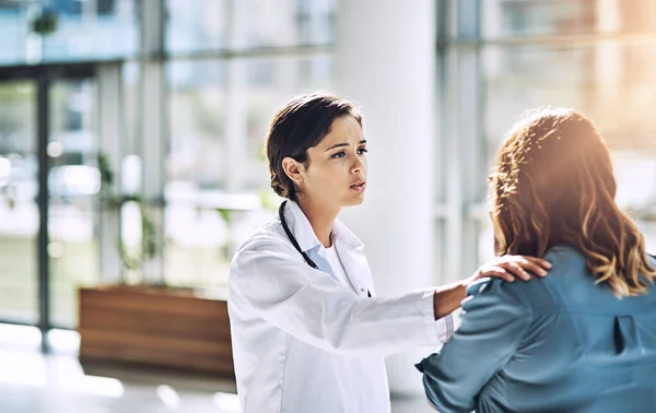 Przejdźmy Przez Razem Kobieta Lekarz Rozmawiający Pacjentem — Zdjęcie stockowe
