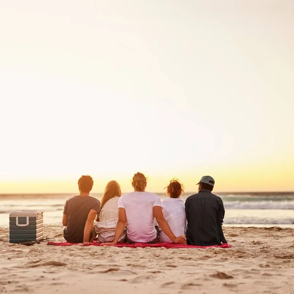 Make Time Sunsets Rearview Shot Group Friends Watching Sunset Beach — Stock Photo, Image