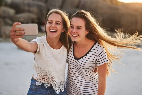 Посміхайся Собі Двоє Друзів Приймають Селфі Проводячи День Пляжі — стокове фото