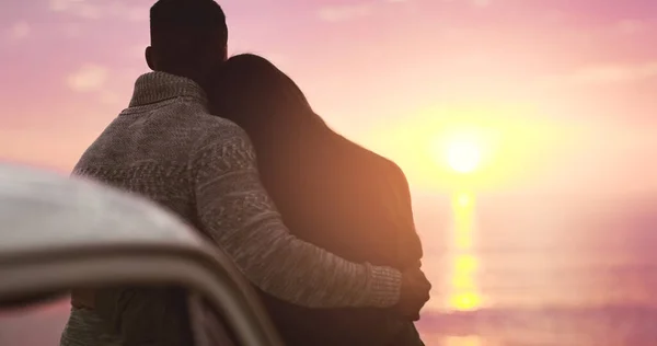 美しい夕日は愛の食べ物です ビーチで夕日を見ている愛情のある若いカップルのレビューショット — ストック写真