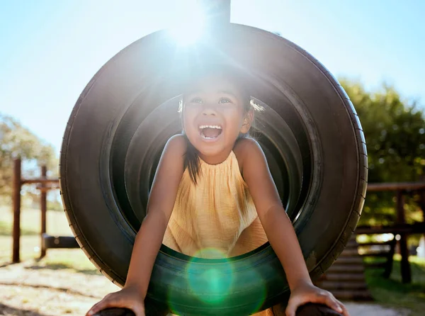 ジャングルジム タイヤの上の子供 笑顔と公園や太陽の下で遊んで 興奮しながら夏と屋外 女の子とすごい笑いのための レンズフレアでの幸福と遊び場 オーランドの漫画や自然 — ストック写真