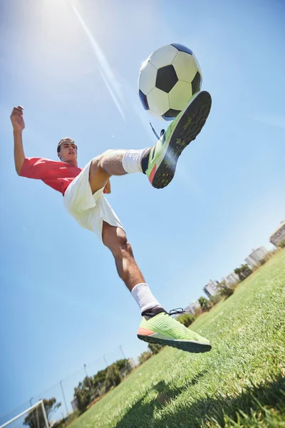 Fotboll Fitness Och Fotbollsspelare Träning Med Jonglering Övning Fotbollsplan Gräs — Stockfoto