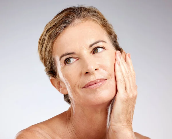 Cosmetica Senior Vrouw Natuurlijke Schoonheid Met Biologische Gezichts Wellness Gezondheid — Stockfoto