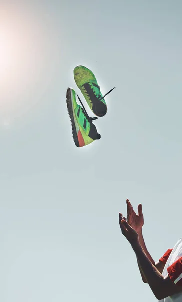 Футбол Обувь Игрок Бросить Воздухе После Тренировки Победы Отпраздновать Футбольной — стоковое фото