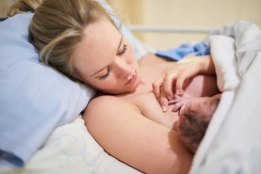 Onun küçücük elleri bir gün birçok hayata dokunacak. Genç ve güzel bir anne, yeni doğmuş bebeğiyle hastanede yatıyor.