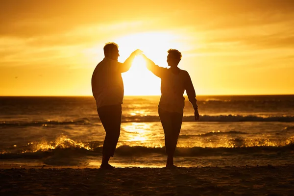 Miłość Ocean Zachód Słońca Sylwetka Pary Plaży Trzymającej Się Ręce — Zdjęcie stockowe