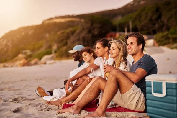 Best Things Life Better Friends Group Friends Sitting Together Beach — Stock Photo, Image