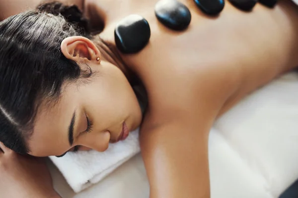 Relieving Everyday Stress Stones Young Woman Getting Hot Stone Massage — Stock Photo, Image