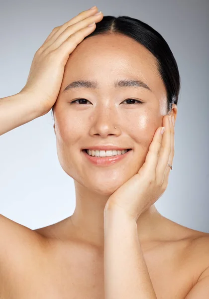 亚洲女人的美丽 护肤和人脸肖像 具有微笑 健康的肌肤 美容产品 护肤产品及为有面部光泽的女孩提供温泉 健康及皮肤科护理 — 图库照片
