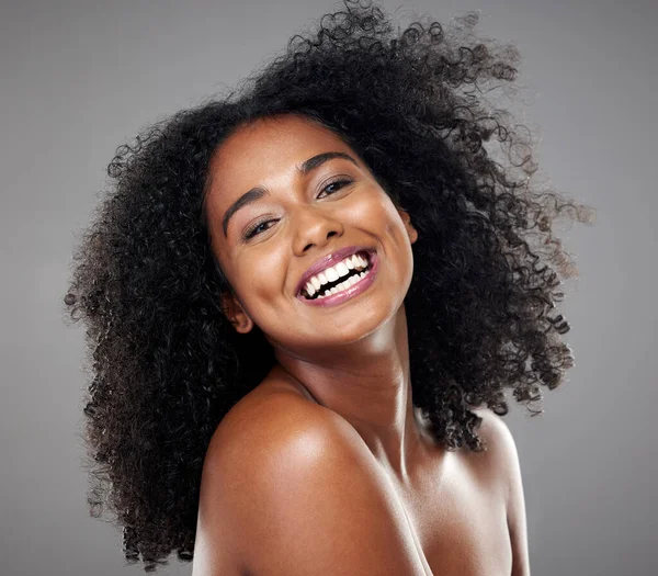 Siyah Kadın Gülümseme Yüz Için Saç Makyaj Stüdyo Portresindeki Güzellik — Stok fotoğraf