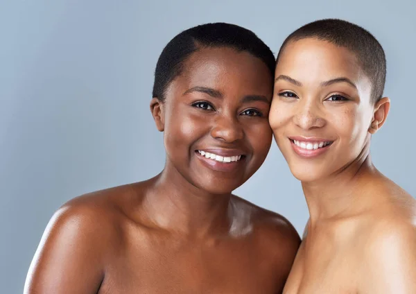 Fazemos Muitos Sorrisos Retrato Duas Belas Mulheres Jovens Segurando Outro — Fotografia de Stock