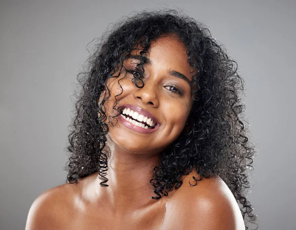 Mujer Negra Belleza Cabello Cara Maquillaje Sonrisa Contra Fondo Estudio — Foto de Stock