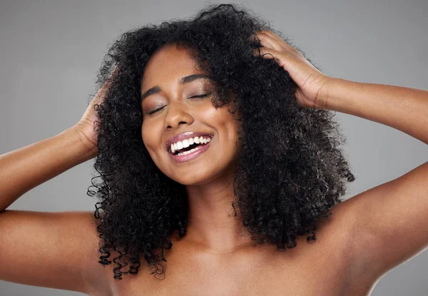 Pielęgnacja Włosów Czarna Kobieta Uśmiechem Pewny Siebie Zadowolony Kręconych Włosów — Zdjęcie stockowe