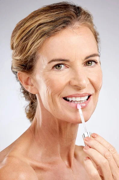 Cosmetics Lip Gloss Senior Woman Wellness Natural Beauty Healthy Grey — Stock Photo, Image