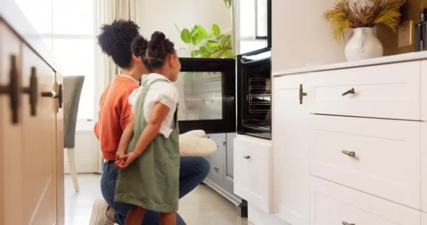 Μητέρα Παιδί Και Μαγείρεμα Μαζί Στο Σπίτι Μυρίζοντας Μπισκότα Μετά — Αρχείο Βίντεο
