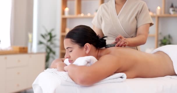 Massaggio Con Pietre Lusso Donna Una Spa Trattamento Fisioterapico Della — Video Stock