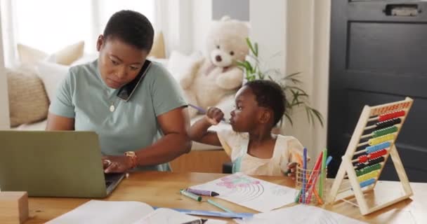 Otthoni Munka Többfeladatos Anyai Telefonhívás Laptop Gyermekgondozás Online Karrier Állás — Stock videók