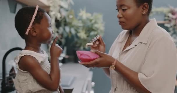 Mutter Kind Und Das Füttern Von Frühstückszerealien Hungrige Mädchen Der — Stockvideo