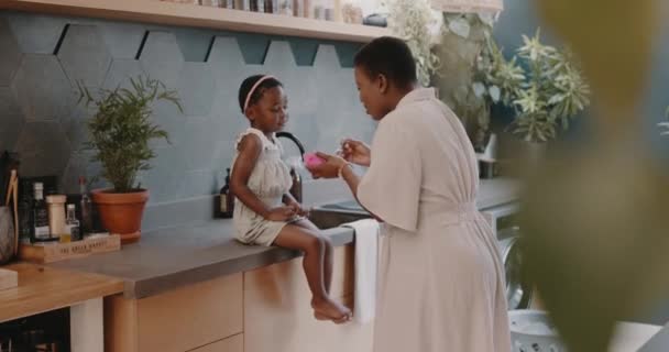Familia Negra Hogar Mamá Alimentando Niño Cocina Vinculando Cuidando Amando — Vídeo de stock