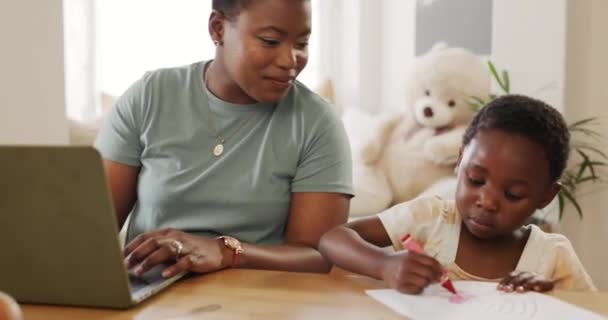 Lernen Mädchen Und Mutter Laptop Zeichnen Von Hause Aus Arbeiten — Stockvideo