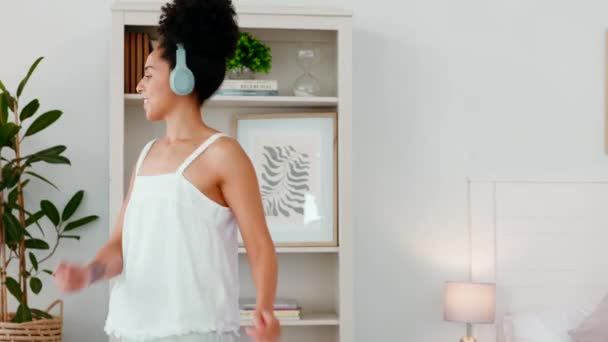 Szczęśliwy Taniec Muzyka Kobietą Sypialni Słuchawki Obudzenia Wellness Lub Relaks — Wideo stockowe