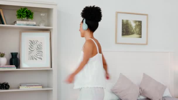 Tanz Musik Und Freiheit Mit Einer Schwarzen Frau Ihrem Schlafzimmer — Stockvideo