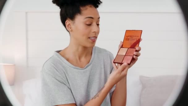 Skjønnhet Sminke Skjønnhetspressor Svarte Kvinner Soverom Kosmetikk Palett Produktvurdering Portrett – stockvideo