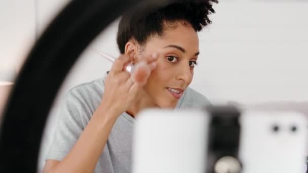 Svart Kvinna Influencer Och Telefon Video Makeup Tutorial Med Ring — Stockvideo