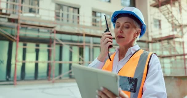 Byggnadsarbetare Samtal Eller Arkitekt Kvinna Med Tablett För Nätverk Kommunikation — Stockvideo