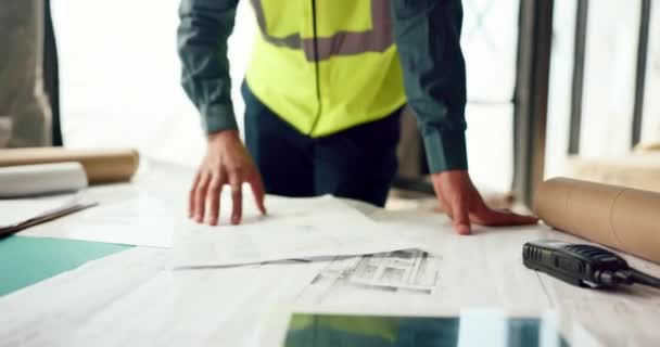 Arkitekten Kontrollerar Ritningen Byggarbetsplatsen För Bygg Bostads Eller Fastighetsindustriell Utveckling — Stockvideo