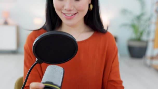 Kadın Mikrofon Etkili Içerikli Pazarlama Sosyal Medya Platformunda Çevrimiçi Izleyicilere — Stok video