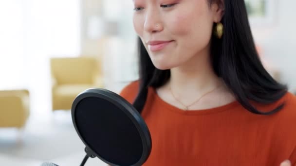 Ραδιόφωνο Μικρόφωνο Και Γυναίκα Ομιλητής Στο Στούντιο Φιλοξενώντας Ένα Talk — Αρχείο Βίντεο