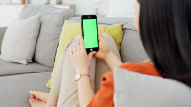 Smartphone Pantalla Verde Maqueta Sofá Mujer Relajarse Sala Estar Con — Vídeos de Stock