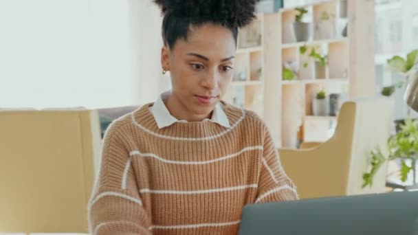 Vinnande Och Anmälan Företag Svart Kvinna Laptop För Start Karriär — Stockvideo