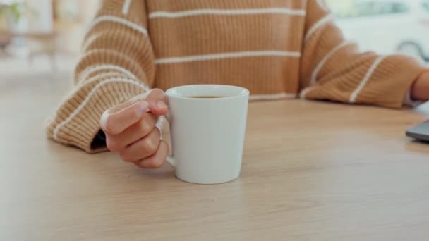 Hände Tee Oder Kaffee Laptop Mit Frauen Die Internet Recherchieren — Stockvideo