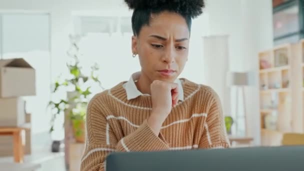 オンライン奨学金のアプリケーションのミスのための欲求不満電子メール ニュース 失敗を読んでいる間 フリーランスの女性 ラップトップとストレス 黒人女性 フリーランスの仕事と研究問題の解決策について考える — ストック動画