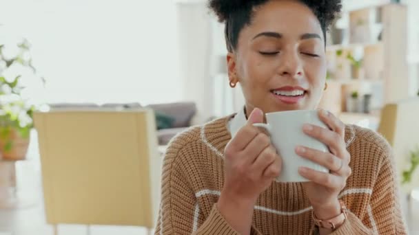 黒の女性は お茶を飲むと昼食休憩中にオフィスで考えて笑顔 残りの部分と思慮深い幸せな思い出 アフリカの女の子はリラックスし 幸福と穏やかなウェルネスライフスタイルを反映するためにマグカップで暖かいコーヒーを楽しむ — ストック動画