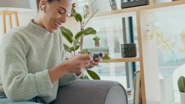 Fones Ouvido Jogos Smartphone Mulher Sofá Sala Estar Casa Divertindo — Vídeo de Stock