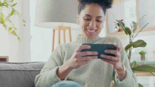 Втративши Телефон Щасливу Жінку Граючи Ігри Розважаючись Розслабляючись Домашній Вітальні — стокове відео