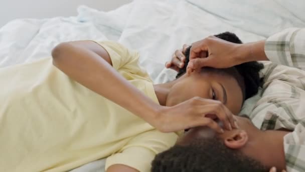 Couple Noir Liaison Baisers Dans Chambre Coucher Maison Détendez Vous — Video