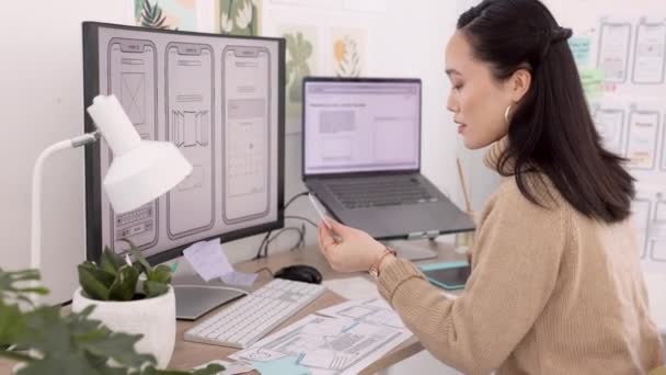 Компьютер Дизайн Телефон Бизнес Женщиной Планирующей Разработку Приложений Своем Офисе — стоковое видео