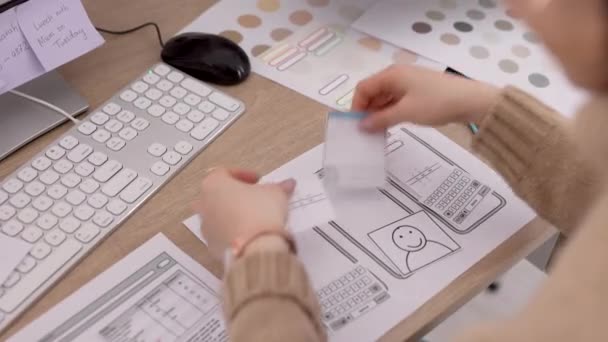 Телефон Додаток Дизайн Руками Жінки Бізнесі Працює Над Розробкою Програмного — стокове відео